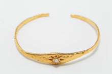 Lade das Bild in den Galerie-Viewer, SUN BANGLE BRACELET - PEARL