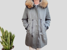 Cargar imagen en el visor de la galería, PARKA RABBIT/FOX - GREEN