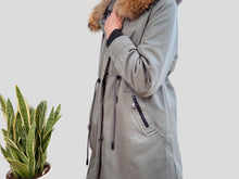 Cargar imagen en el visor de la galería, PARKA RABBIT/FOX - GREEN