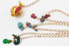 Cargar imagen en el visor de la galería, POMEGRANATE PEARL PENDANT - BURGUNDY