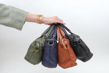 Cargar imagen en el visor de la galería, BRAIDED LEATHER BAG CAMEL