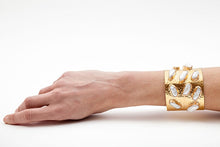 Load image into Gallery viewer, ROMAN CUFF BRACELET - PEARL
