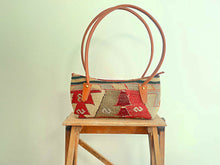 Carica l'immagine nel visualizzatore di Gallery, BAGUETTE KILIM BAG 1
