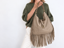 Cargar imagen en el visor de la galería, FRINGE BAG - TOPO
