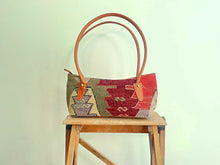 Carica l'immagine nel visualizzatore di Gallery, BAGUETTE KILIM BAG 1
