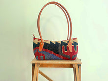 Carica l'immagine nel visualizzatore di Gallery, BAGUETTE KILIM BAG 2

