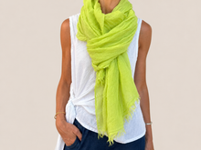 Lade das Bild in den Galerie-Viewer, PAÑUELO LINO - FLUOR GREEN

