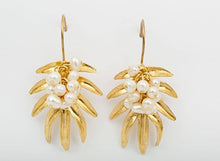 Load image into Gallery viewer, TROPICAL EARRING - PEARL
