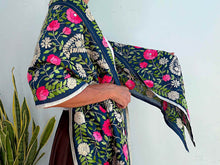 Lade das Bild in den Galerie-Viewer, BESTICKTER SEIDENSCHONER 22
