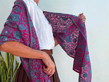 Lade das Bild in den Galerie-Viewer, BESTICKTER SEIDENSCHONER 22

