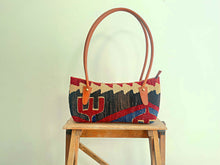 Carica l'immagine nel visualizzatore di Gallery, BAGUETTE KILIM BAG 2
