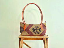 Carica l'immagine nel visualizzatore di Gallery, BAGUETTE KILIM BAG 6
