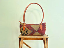 Carica l'immagine nel visualizzatore di Gallery, BAGUETTE KILIM BAG 6
