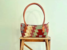 Charger l'image dans la galerie, BAGUETTE KILIM BAG 7
