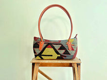 Cargar imagen en el visor de la galería, BAGUETTE KILIM BAG 12
