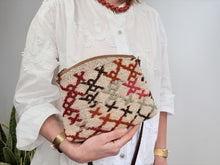 Cargar imagen en el visor de la galería, KILIM BAG - 17
