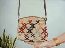 Cargar imagen en el visor de la galería, KILIM BAG - 17
