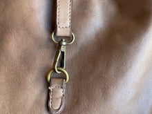 Cargar imagen en el visor de la galería, FRINGE BAG - TOPO
