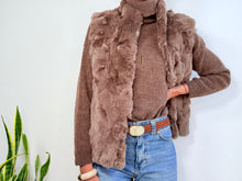 Cargar imagen en el visor de la galería, FUR VEST - CAMEL
