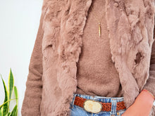 Cargar imagen en el visor de la galería, FUR VEST - CAMEL
