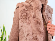 Cargar imagen en el visor de la galería, FUR VEST - CAMEL
