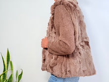 Cargar imagen en el visor de la galería, FUR VEST - CAMEL
