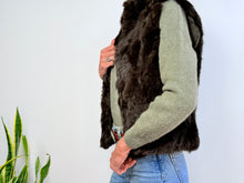 Cargar imagen en el visor de la galería, FUR VEST - GREEN
