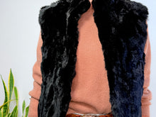 Cargar imagen en el visor de la galería, FUR VEST - BLACK
