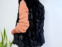 Cargar imagen en el visor de la galería, FUR VEST - BLACK
