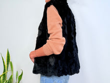 Cargar imagen en el visor de la galería, FUR VEST - BLACK
