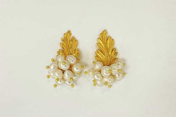 SHORT GRAPE EARRING - PEARL