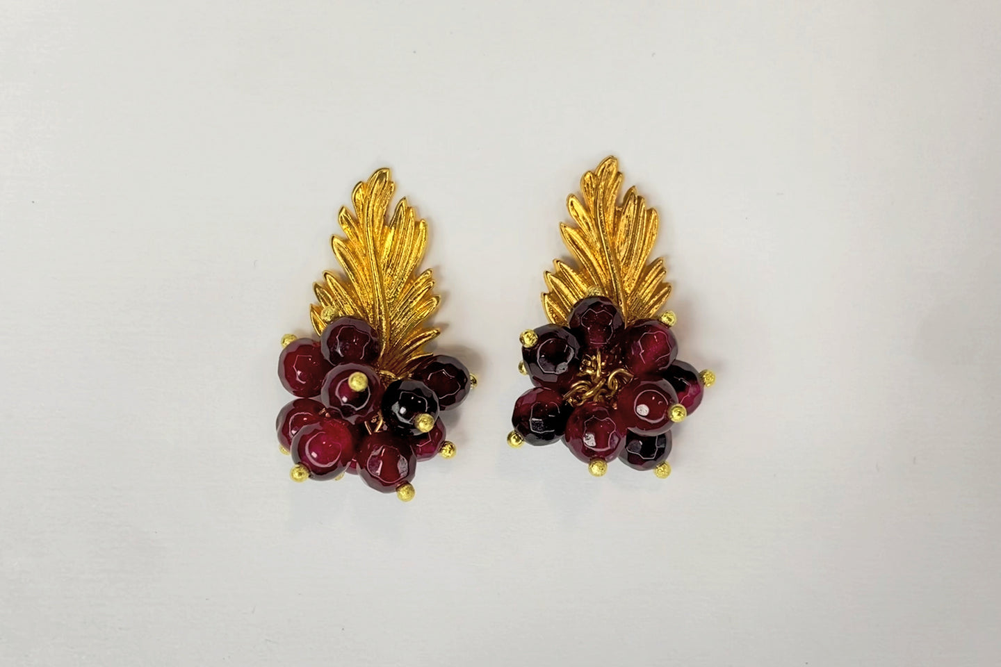 SHORT GRAPE EARRING - BURGUNDY