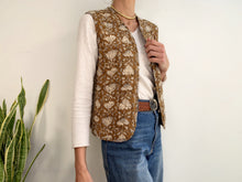Load image into Gallery viewer, QUILTED VEST RED &amp; BROWN
