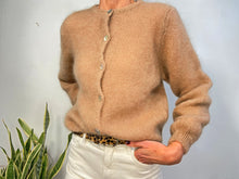 Cargar imagen en el visor de la galería, MOHAIR BUTTON CARDIGAN - CAMEL
