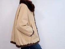 Load image into Gallery viewer, BOMBER COAT - CAMEL
