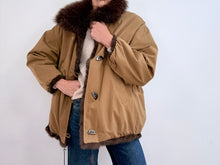 Load image into Gallery viewer, BOMBER COAT - OCRE
