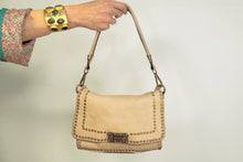 Cargar imagen en el visor de la galería, STUD WASHED LEATHER BAG PIEDRA
