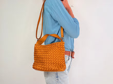 Charger l'image dans la galerie, NEW BUCKET BAG MOSTAZA
