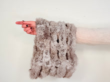 Load image into Gallery viewer, CUELLO DE CONEJO TRICOTADO - GREY
