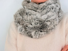 Load image into Gallery viewer, CUELLO DE CONEJO TRICOTADO - GREY
