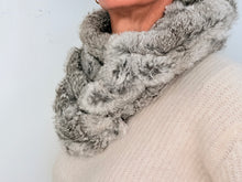 Load image into Gallery viewer, CUELLO DE CONEJO TRICOTADO - GREY
