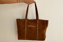 Load image into Gallery viewer, SHOPPING STUD BAG - CAMEL
