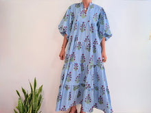 Lade das Bild in den Galerie-Viewer, SAINT-TROPEZ – BLAUES GESTREIFTES KLEID
