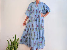Lade das Bild in den Galerie-Viewer, SAINT-TROPEZ – BLAUES GESTREIFTES KLEID
