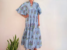 Lade das Bild in den Galerie-Viewer, SAINT-TROPEZ – BLAUES GESTREIFTES KLEID

