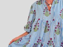 Lade das Bild in den Galerie-Viewer, SAINT-TROPEZ – BLAUES GESTREIFTES KLEID
