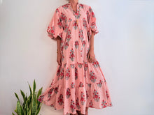 Lade das Bild in den Galerie-Viewer, SAINT-TROPEZ – BLAUES GESTREIFTES KLEID
