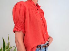 Cargar imagen en el visor de la galería, CAMISA LINO FRUNCES - CORAL
