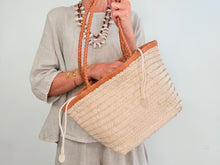Load image into Gallery viewer, Two-tone basket bag - cream
