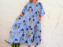 Lade das Bild in den Galerie-Viewer, SAINT-TROPEZ – BLAUES GESTREIFTES KLEID
